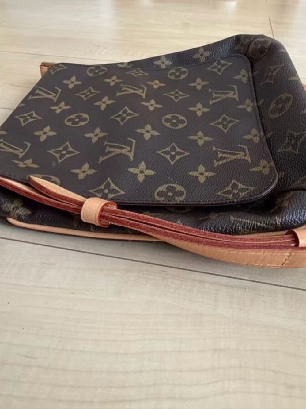 The Louis Vuitton Musette Salsa Short. - Picture 4 of 5